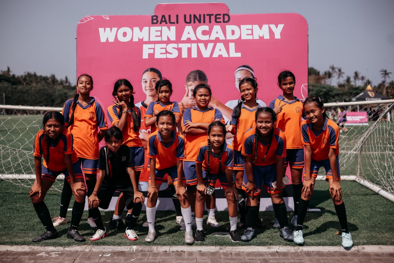 Peserta sepak bola putri dalam program Bali United Women Development Festival